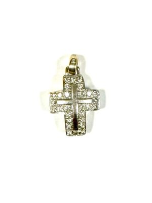 un gros plan d'un pendentif en forme de croix en diamant sur fond blanc