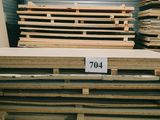 une grande pile de palettes en bois dans un entrepôt, avec une étiquette de prix