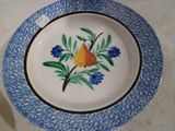une assiette bleue et blanche avec un papillon peint dessus