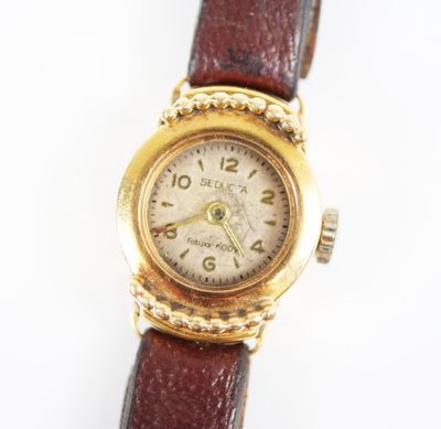 une image d'un gros plan d'une montre-bracelet sur une surface blanche