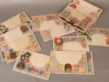 de nombreux types de timbres et d'enveloppes disposés sur une table