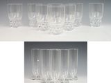 quatre photos différentes de verres à vin posés sur une table, sur fond blanc