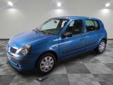 la photo d'une voiture bleue garée dans un garage