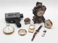 Caisse comprenant petite pendule rocaille, réveils dont Seik…