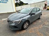 une voiture grise garée dans un parking à côté d'un bâtiment