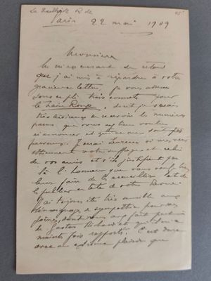 un gros plan d'un morceau de papier sur lequel on a écrit