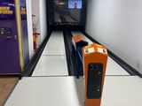 un train qui avance sur les voies dans la gare
