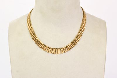 gros plan d'un collier en or sur un mannequin