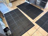 deux tapis posés sur le sol de la cuisine