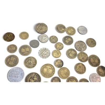 un grand nombre de pièces qui se trouvent sur une surface blanche