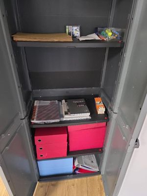 une armoire métallique contenant de nombreux cartons et livres