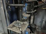 une machine qui se trouve à l'intérieur d'un garage