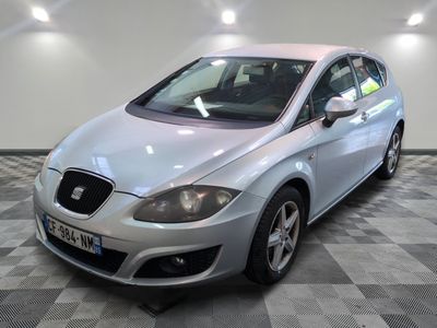 la voiture argentée est garée dans le garage sur le sol en damier
