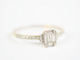 une bague de fiançailles en or blanc sertie d'un diamant taille baguette