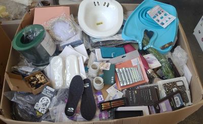 une boîte remplie d'objets posés sur le sol