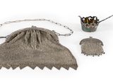 un sac entouré d'une chaîne et une passoire à thé