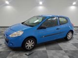 une voiture bleue garée sur le sol en damier d'un garage