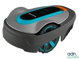 une tondeuse robotisée avec des finitions bleues et orange