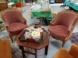 deux chaises et une table au milieu d'une pièce