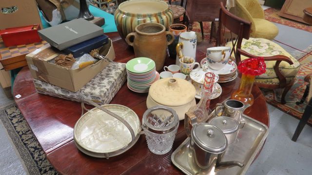 Lot de tasses, sous tasses, couverts, important cache pot, vases,...