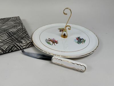 une assiette sur laquelle est posé un couteau, à côté d'une serviette