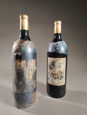 deux bouteilles de vin posées l'une à côté de l'autre sur une table