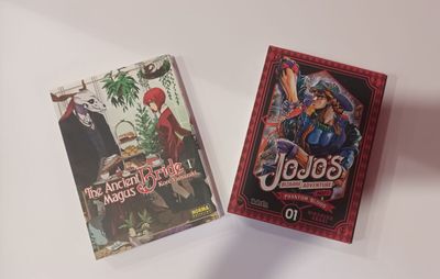 deux livres posés l'un à côté de l'autre sur une table