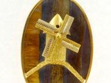 une image représentant un pendentif en or orné d'un moulin à vent