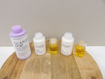 trois flacons de lotion posés sur une planche à découper