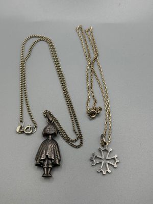 un collier en argent orné d'une petite fille et d'un flocon de neige