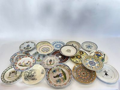 un grand nombre d'assiettes posées sur une table