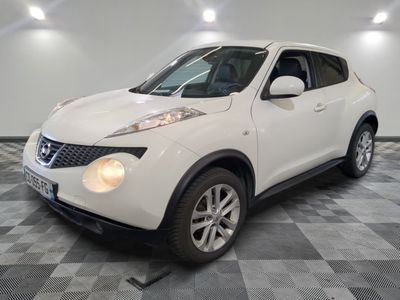 une photo d'un SUV Nissan Juke blanc garé dans un garage