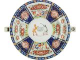 une image représentant une assiette ornée d'un motif sur fond blanc
