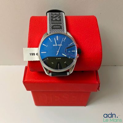 une montre posée sur une boîte rouge