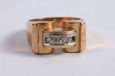 l'image d'une bague en or ornée de diamants