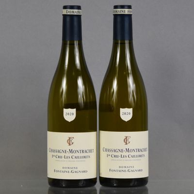 deux bouteilles de vin blanc posées l'une à côté de l'autre sur une table