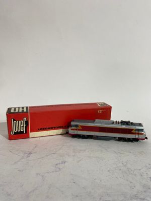 Une image représentant un petit train miniature est posée sur une table.