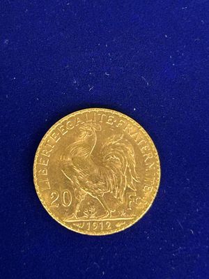 gros plan d'une pièce d'or sur une surface bleue