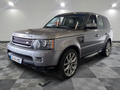 une photo d'un Land Rover argenté garé dans un garage