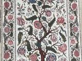 un tapis blanc orné d'un arbre et de fleurs