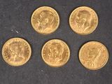 quatre pièces d'or portant l'image d'un homme et d'une femme