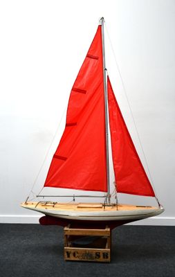 Grande maquette navigante en bois peint et vernis, mâture en…