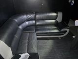 un canapé noir et blanc et un fauteuil dans une pièce