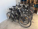 beaucoup de vélos alignés dans une pièce