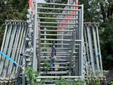 un tas d'ordures dans le jardin, à côté d'une clôture