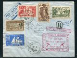 une vieille carte postale sur laquelle sont collés de nombreux timbres
