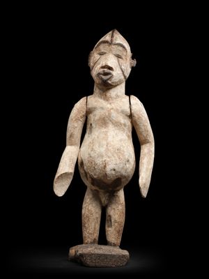 une image représentant la statue d'un homme debout sur une surface noire