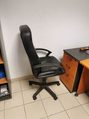 Ensemble de mobilier comprenant: 2 bureaux bois.