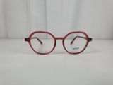 une paire de verres rouges posée sur une table blanche