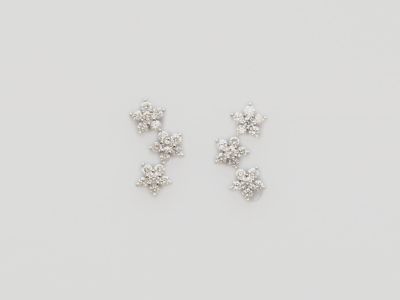 une paire de boucles d'oreilles en diamant sur fond blanc